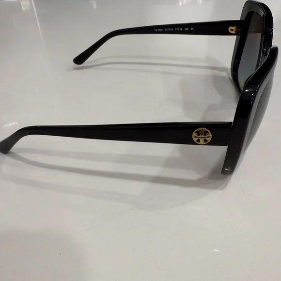 Goegeous Like New Tory Burch Black Gradient Sunglasses - Picture 3 of 5